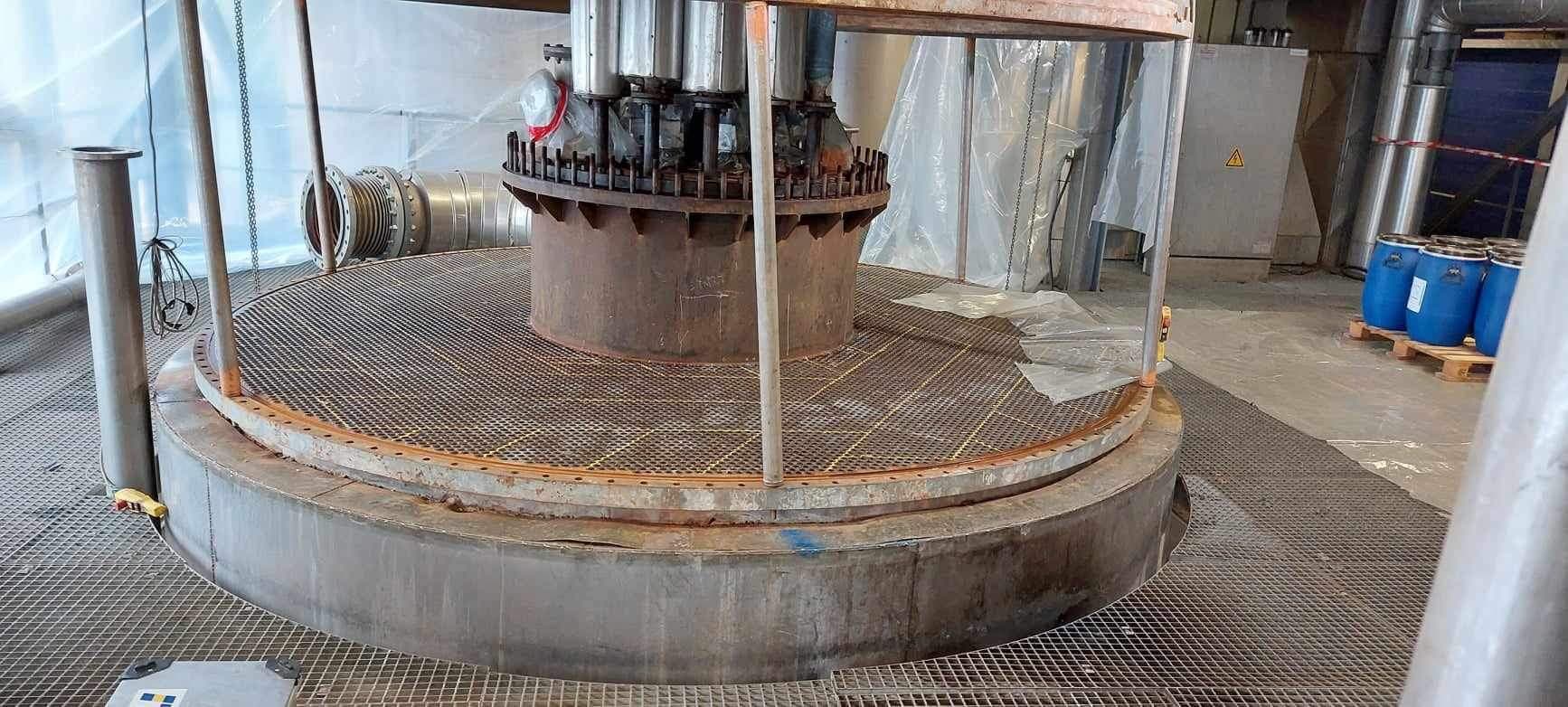 Catalyst reloading platform and reactor internals
